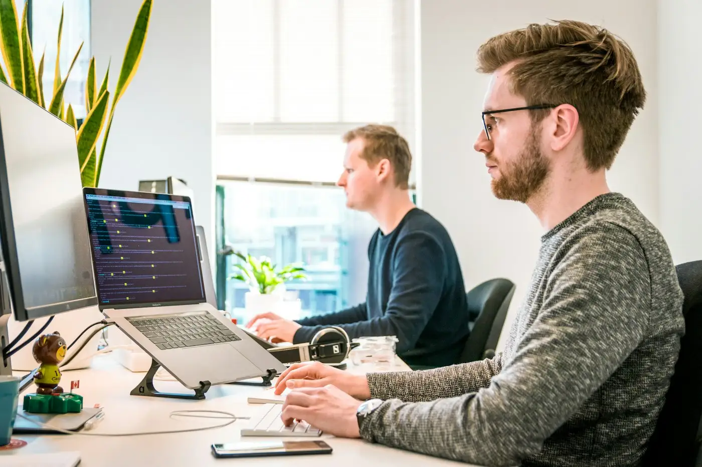 Bilgisayar başında çalışan ekip