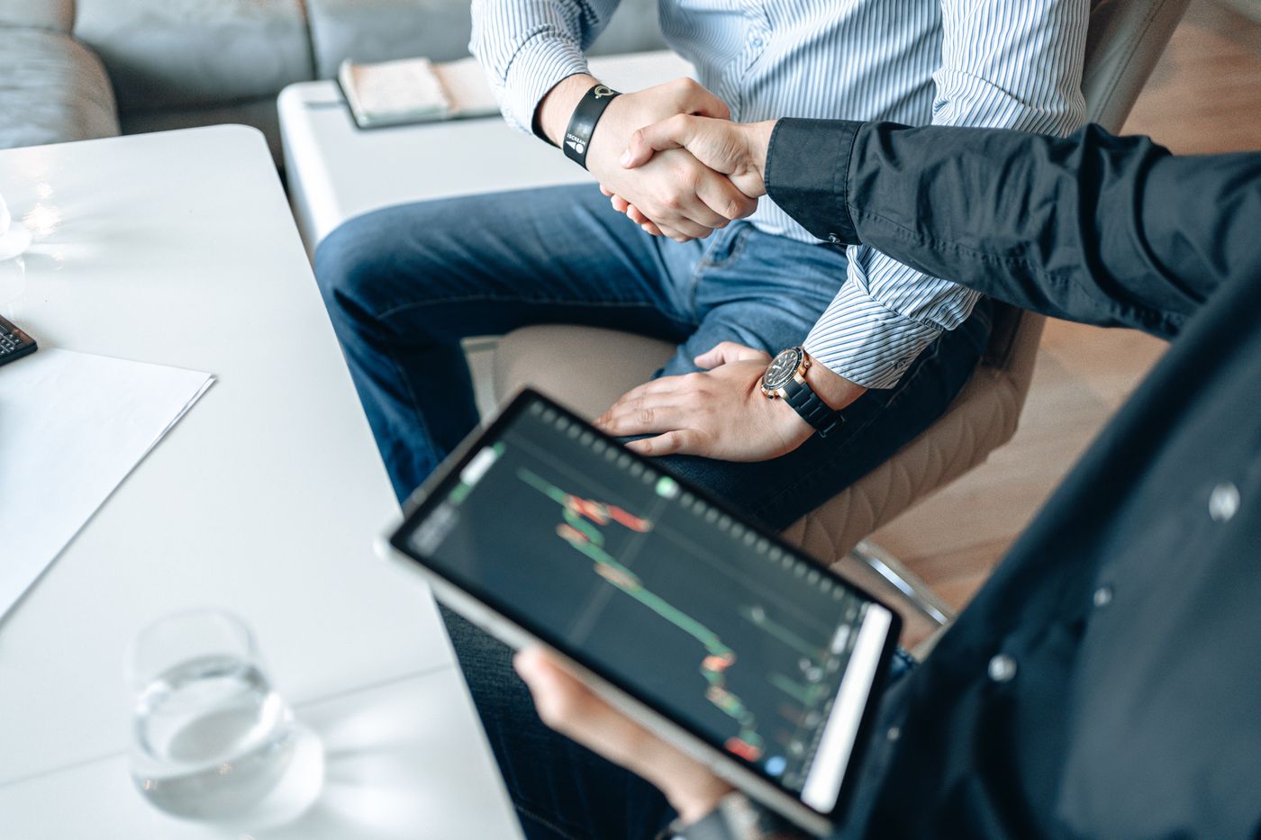 Tablet gösteren iş insanları arasında el sıkışma – B2B E-Ticaret: Bayi Portalı ve Toplu Sipariş Sistemi