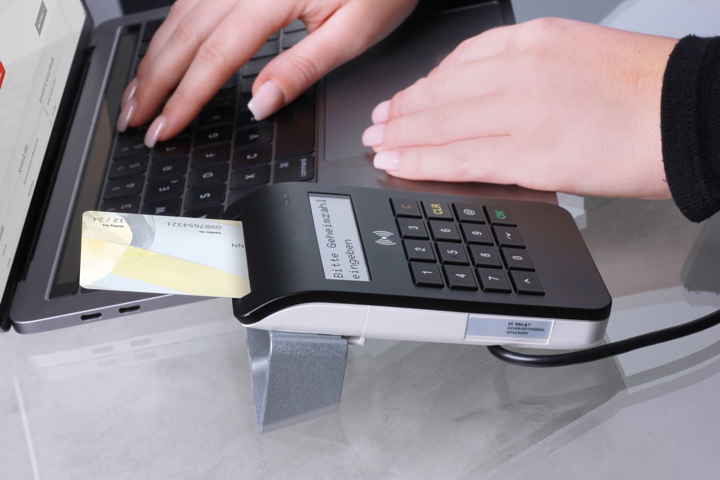 Dizüstü bilgisayarın yanında kart okuyuculu ödeme terminali – CS-Cart Entegrasyonları ve Eklentileri
