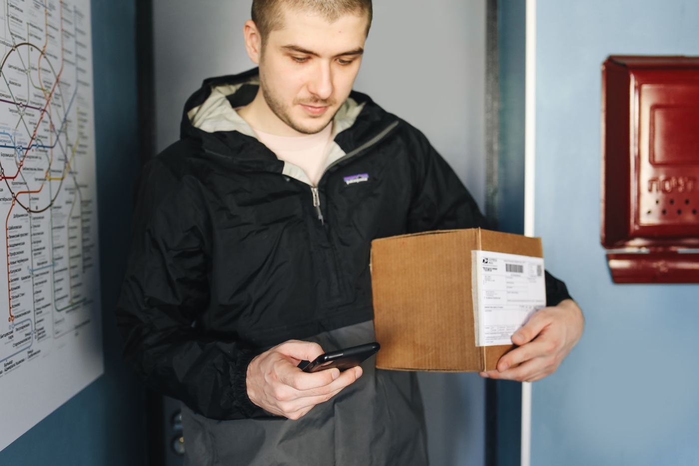 Akıllı telefonla paket etiketini okutan kurye – Mr.Courier Kargo Takibi