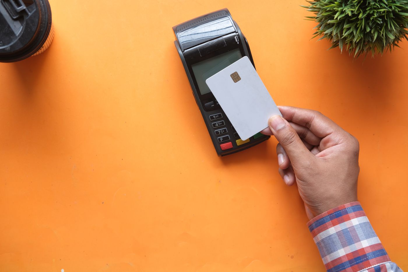 Temassız kartla ödeme terminalinde işlem yapan el – PayTR Sanal POS