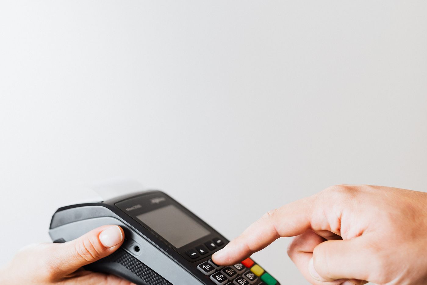 POS terminalinde kartla ödeme yapan eller – Pazaryeri ödeme akışı