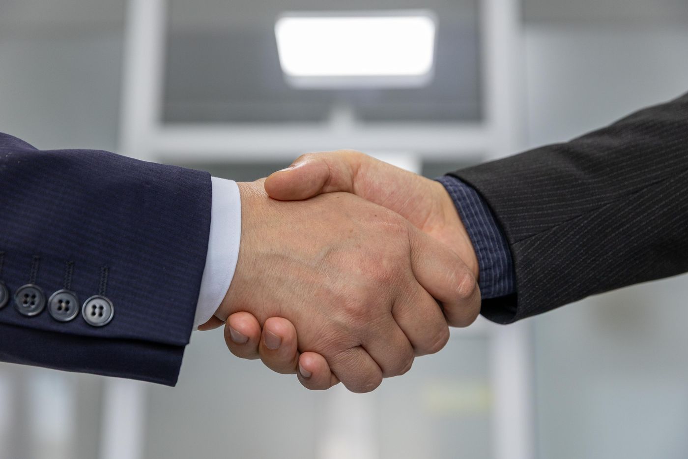 İki iş ortağının el sıkışması – Resmi partnerlik ne anlama gelir?