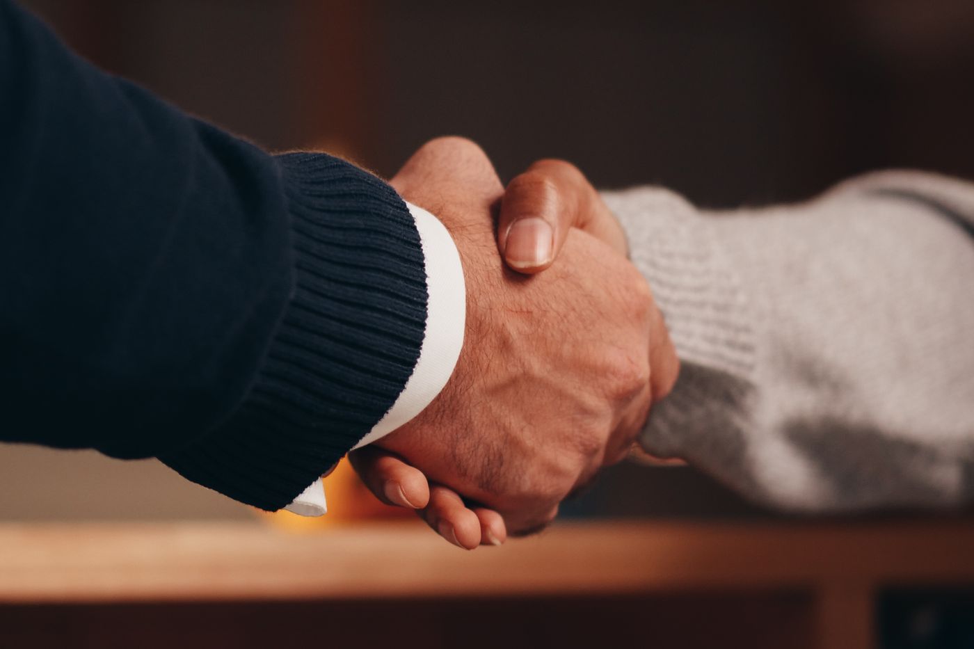 Profesyonel bir ortamda el sıkışan iki kişi – Resmi CS-Cart Partneri: SoftCrafter
