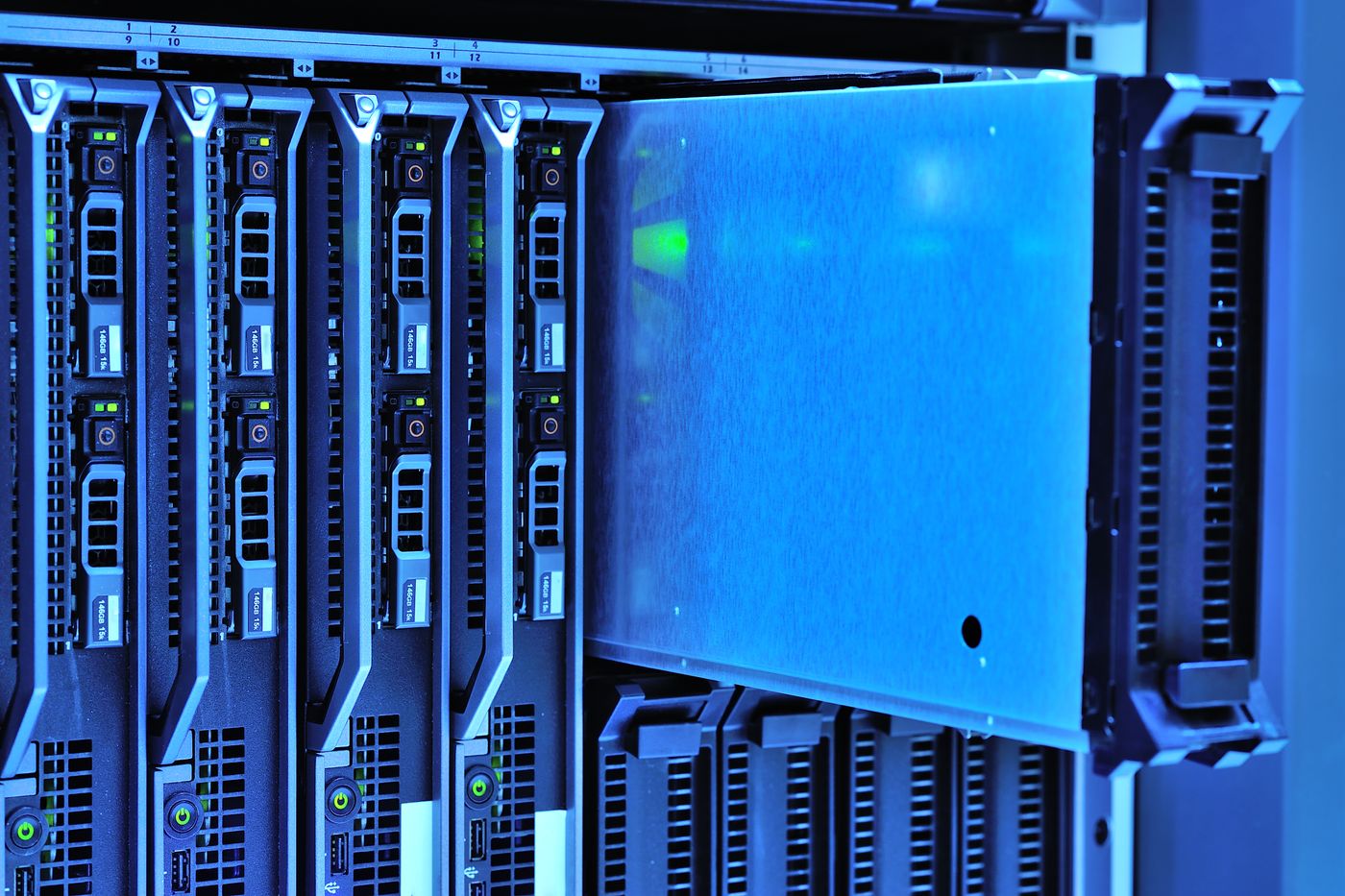 Mavi ışıklı veri merkezinde sunucu rafları – CS-Cart Sürüm Yükseltme ve Güncelleme