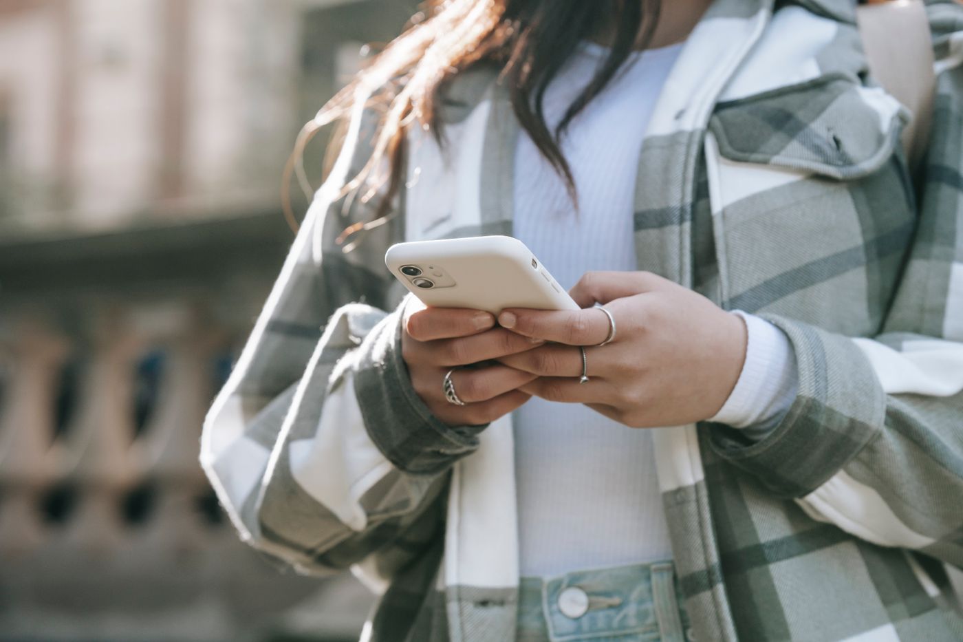 Akıllı telefonla mesajlaşan kişi – CS-Cart Twilio SMS Bildirimleri