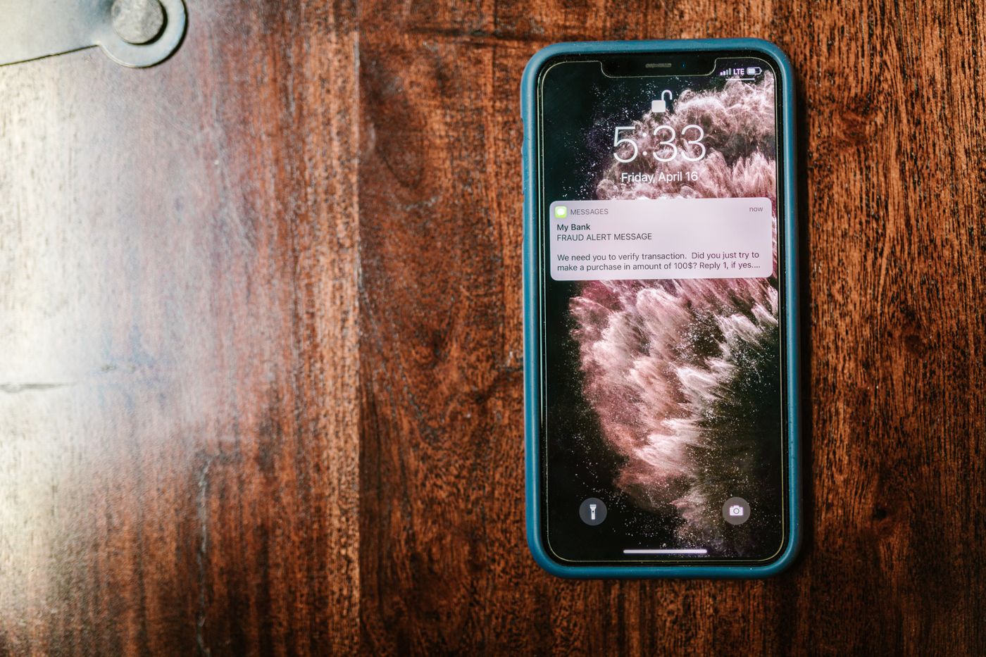 Ekranında bildirim görünen akıllı telefon – Twilio Telefon Doğrulama