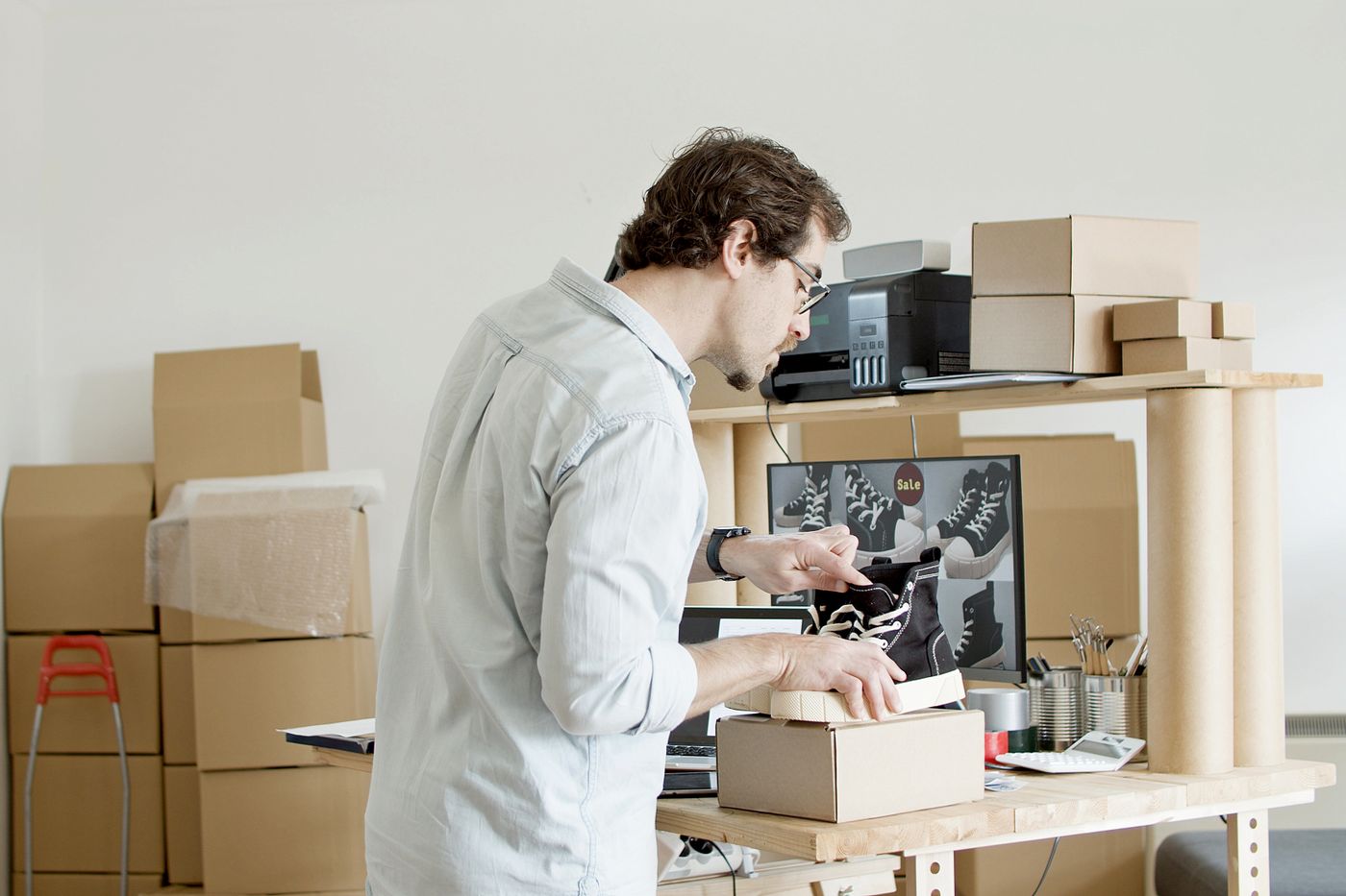 Çevrimiçi mağazası için ayakkabı paketleyen satıcı – Dropshipping mi, Stoklu Satış mı? Altyapı Açısından Karşılaştırma
