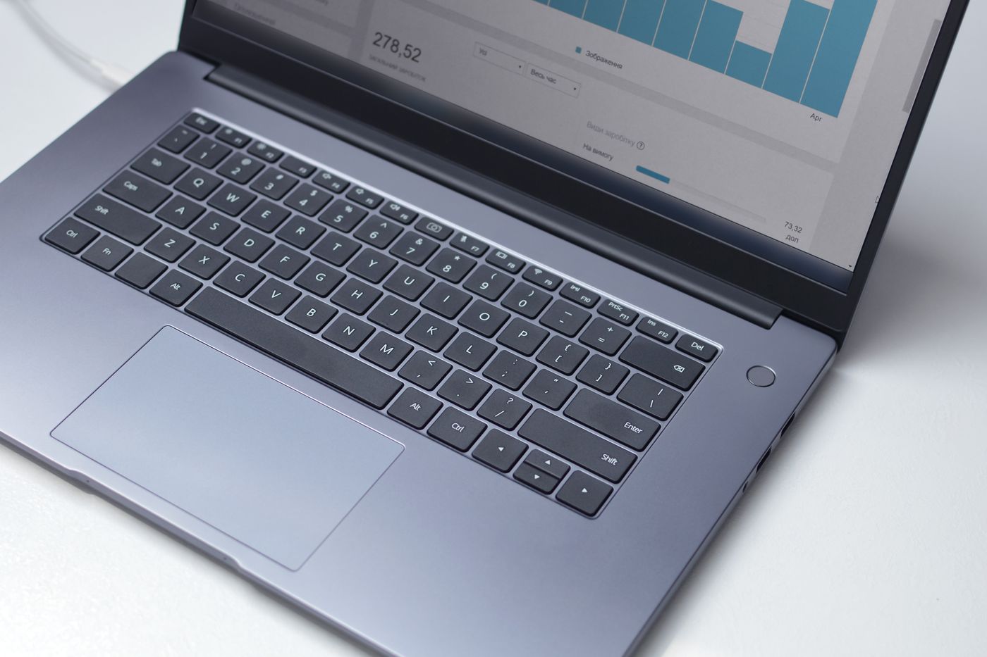 Analiz panelinin açık olduğu dizüstü bilgisayar – En İyi E-Ticaret Altyapısı Hangisi? 2026 Tarafsız Karşılaştırma