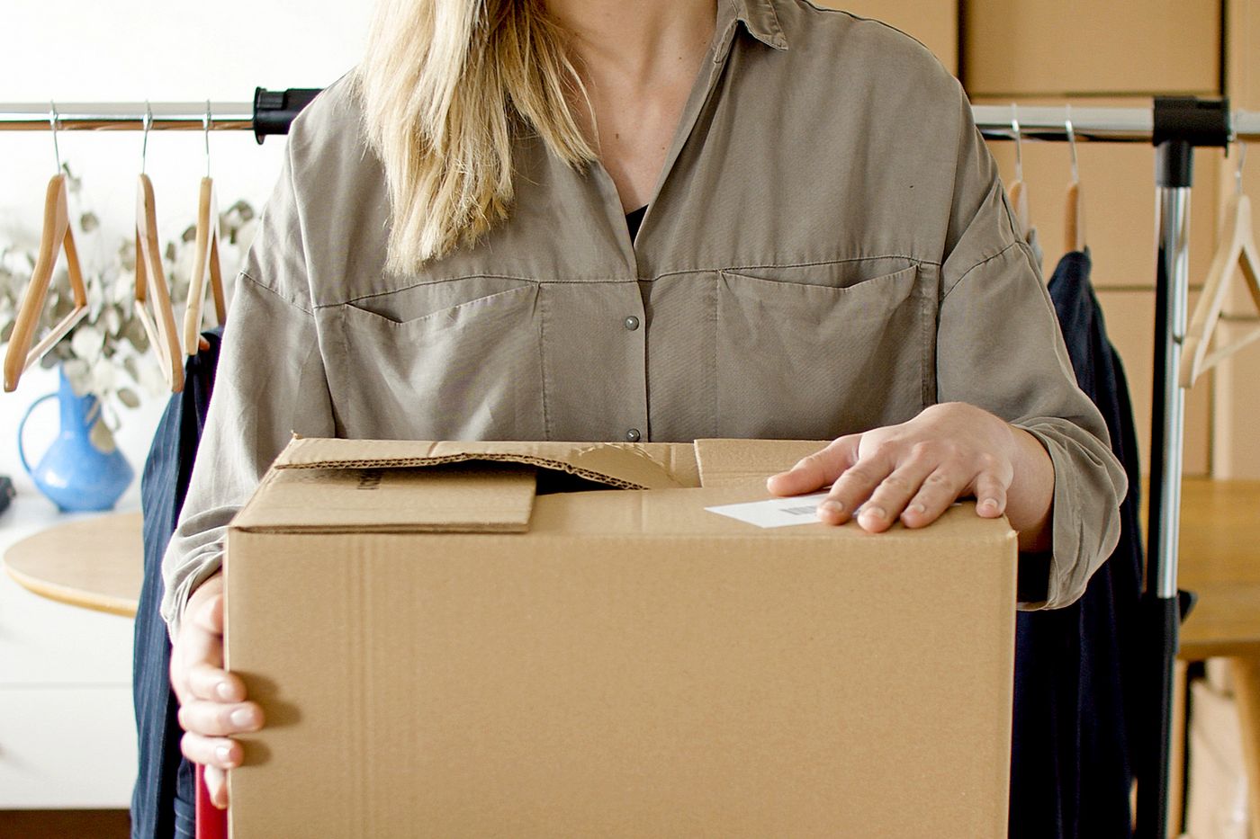 Çevrimiçi mağaza siparişlerini paketleyen kişi – Evden E-Ticaret Nasıl Yapılır? Sermayesiz Başlangıç Yolları