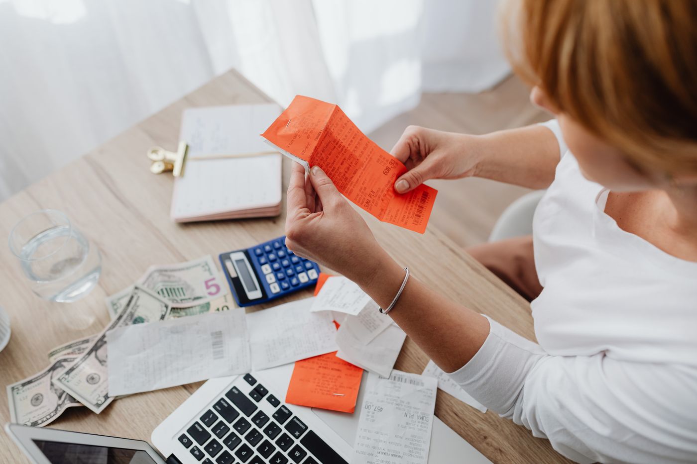 Makbuz ve hesap makinesiyle ev ofisinde hesap yapan kişi – Şahıs Şirketi ile E-Ticaret Yapılır mı? Vergi ve Yasal Süreç Rehberi
